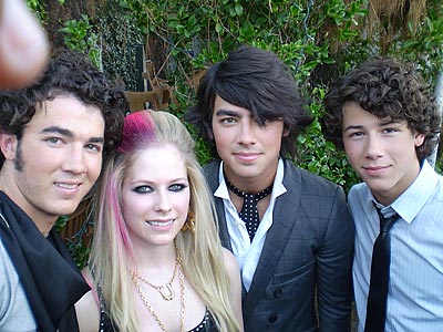 Avril a bratia Jonasovci